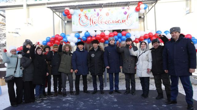 В поселке Нижний Бестях детям-сиротам вручили ключи от квартир  