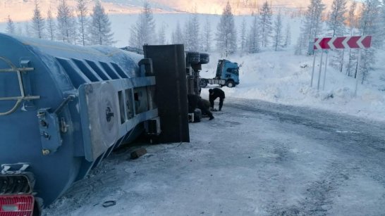 В Томпонском районе опрокинулся полуприцеп бензовоза