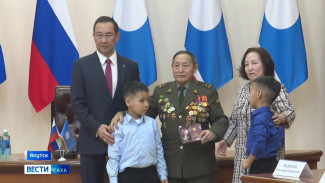 Глава Якутии Айсен Николаев вручил государственные награды участникам и волонтерам спецоперации