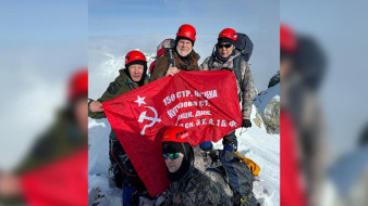 Знамя Победы подняли на высочайшую горную вершину Якутии