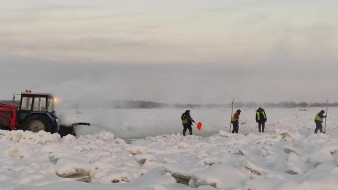 Ведутся работы по увеличению грузоподъемности ледовой переправы Хатассы – Павловск