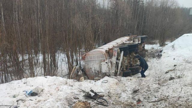 В Томпонском районе произошло опрокидывание бензовоза