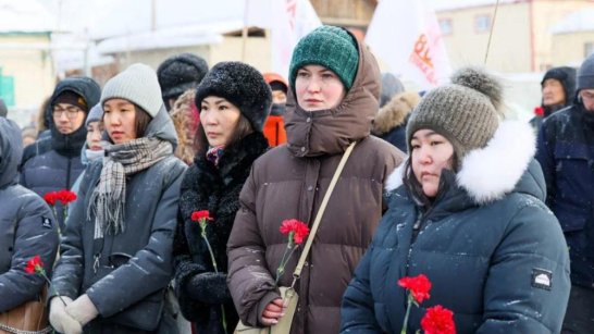 В Якутске состоялась церемония возложения цветов к мемориальному комплексу "Журавли над Ильменем"