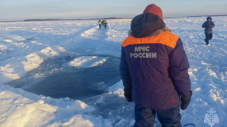 Трактор с людьми провалился под лёд на реке Лена