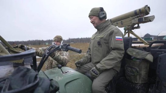 Айсен Николаев посетил отдельную гвардейскую бригаду спецназа ВДВ 