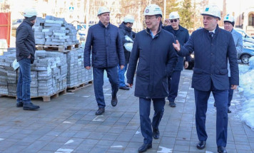 Айсен Николаев проверил ход строительства крупных социальных объектов в Мирном