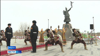 Жители Якутска возложили цветы к памятнику Матери в преддверии Дня матери в республике