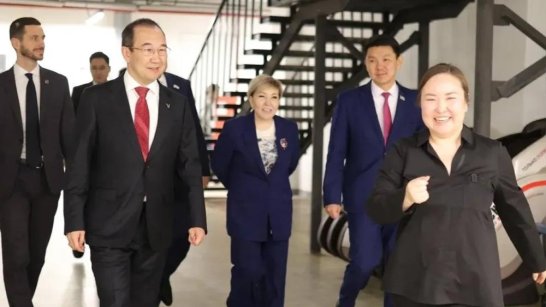 Глава Якутии Айсен Николаев и сопредседатель ВАРМСУ Ирина Гусева посетили "Квартал Труда" в Якутске