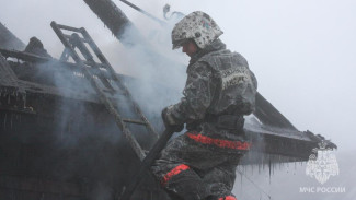 В Якутске огнеборцы тушат пожар в частном доме 