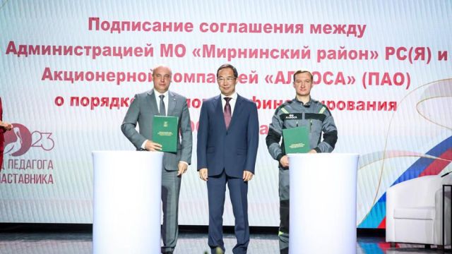 Айсен Николаев провел совещание с работниками образования Мирнинского района
