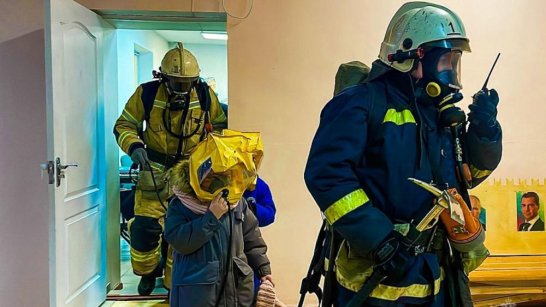 В школе города Ленск огнеборцы отработали действия по эвакуации