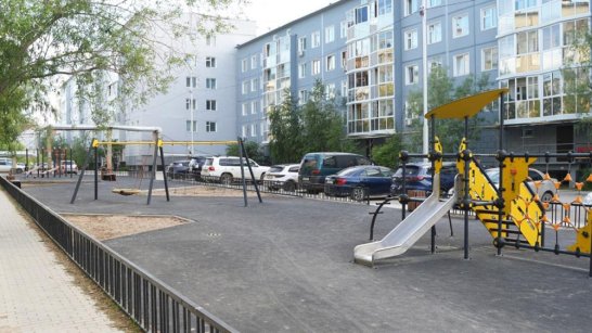 Глава Якутска проверил ход работ по благоустройству дворовых территорий