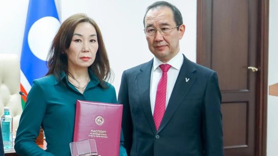 Глава Якутии вручил вдове Героя России Дмитрия Егорова копию именного алмаза