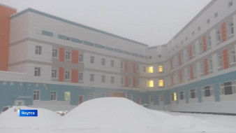 Айсен Николаев осмотрел строительство онкологического центра в Якутске на выездном совещании