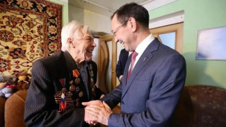 Глава Якутии поздравил с вековым юбилеем участника Великой Отечественной войны Валерия Спиридонова