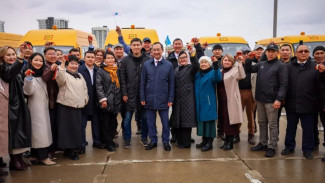 Айсен Николаев передал школам и колледжам Якутии ключи от 27 новых автобусов
