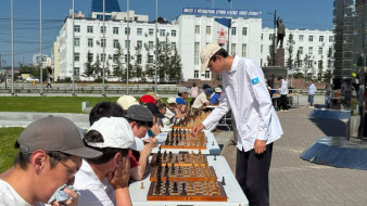 На площади Республики проводится сеанс одновременной игры в шахматы на 50 досках