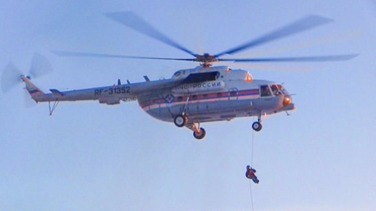 Спасатели и авиаторы МЧС России провели тренировку по десантированию из вертолета