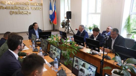 Айсен Николаев провел совещание по социально-экономическому развитию Усть-Майского района