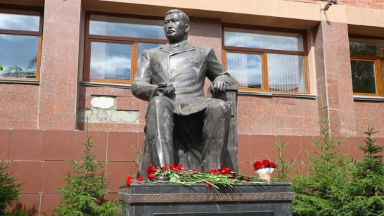 В День национальной печати Якутии возложили цветы к памятнику Василию Никифорову-Кюлюмнюру