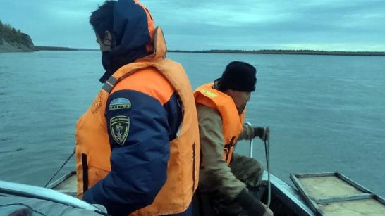 В Верхневилюйском районе спасатели эвакуировали троих мужчин с перевернувшейся лодки