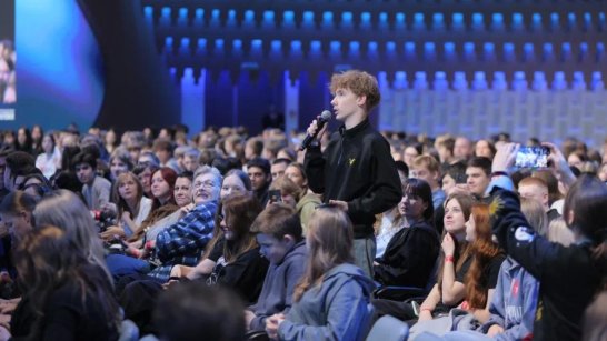 В Национальном центре "Россия" для школьников провели встречу "Вопросы поколений"