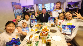 Школьнице из Якутска передали подарок от Айсена Николаева в рамках акции "Ёлка желаний"