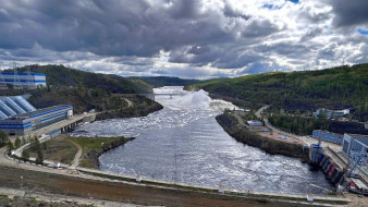 На Каскаде Вилюйских ГЭС проходят сбросы излишков воды, совмещенные с судоходными попусками