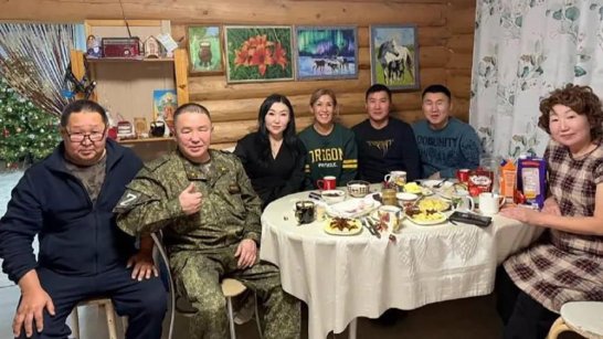 Герой России Алексей Петров навестил семьи бойцов спецоперации в Мегино-Кангаласском районе