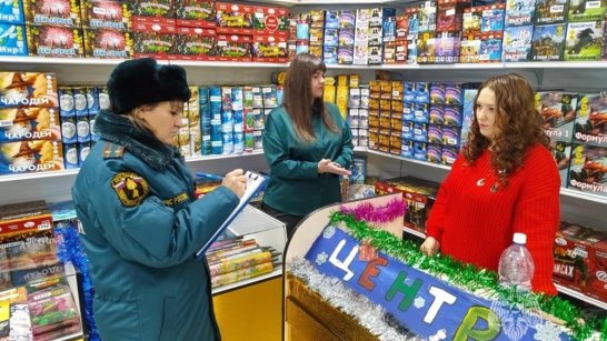 В Якутии сотрудники МЧС России проводят рейды по местам реализации пиротехники