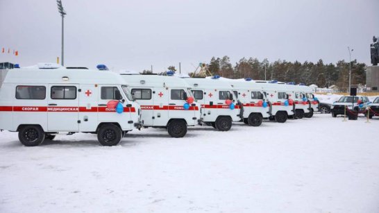Глава Якутии Айсен Николаев вручил 21 больнице республики ключи от новых машин