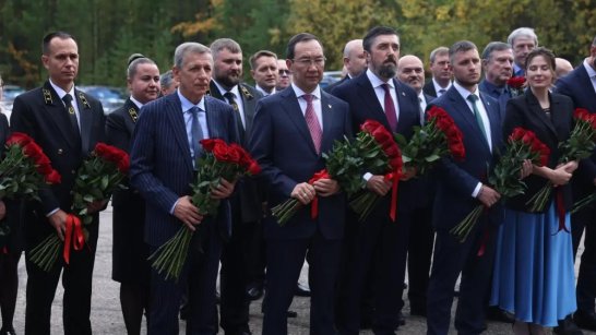 Айсен Николаев почтил память шахтёров в Нерюнгри