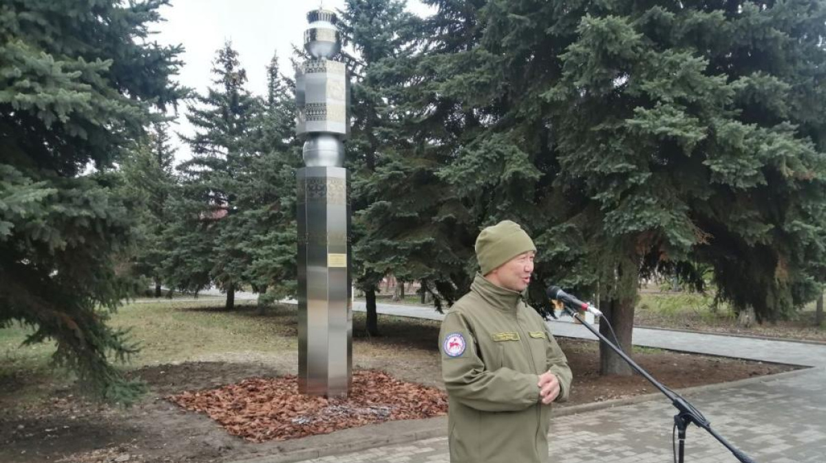 Главы Якутии и ДНР установили коновязь - сэргэ в городе Кировское – ГТРК  «Саха»