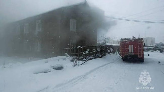 В Якутске ликвидируют пожар в жилом доме. 8 человек эвакуировано