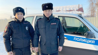 В Якутии полицейские спасли мужчину во время пожара