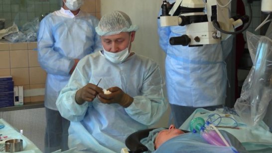 Мобильная бригада офтальмологов из Якутии работают в подшефном городе Кировское в ДНР