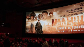 На больших экранах страны идет показ художественного фильма "Малыш" о событиях СВО