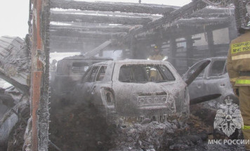 Гараж с тремя автомобилями горел в Якутске