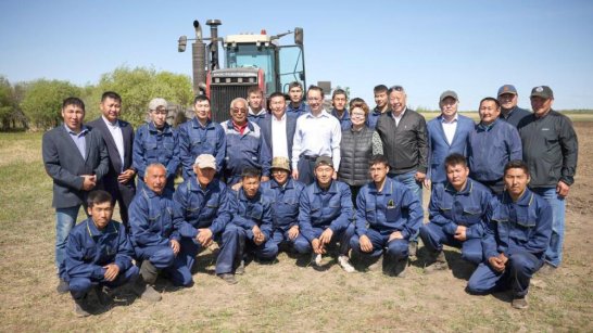 Глава Якутии Айсен Николаев посетил в Хангаласского районе СХПК "Хачыкаат" 