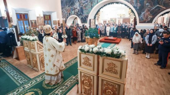 Глава Якутии принял участие в Рождественской литургии в Преображенском кафедральном соборе