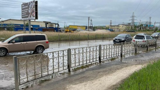 Скопления воды на участках улицы Автодорожная устраняют в Якутске