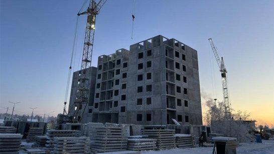 Айсен Николаев проверил ход строительства панельного дома в микрорайоне Звёздный