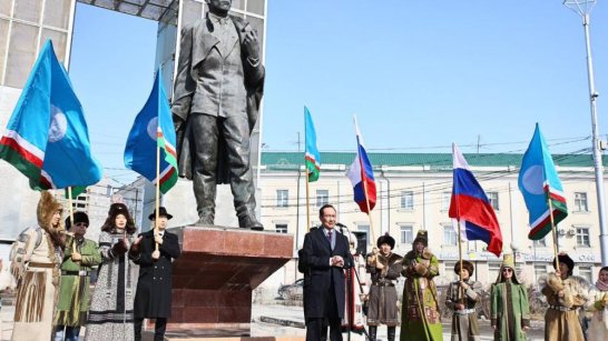 Глава Якутии Айсен Николаев возложил цветы к памятнику Платона Ойунского