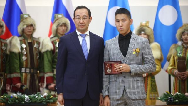 Глава Якутии Айсен Николаев вручил государственные награды выдающимся якутянам