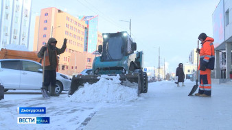 Суол-иис үлэһиттэрэ күн ахсын хаары ыраастааһын түбүгэр сылдьаллар