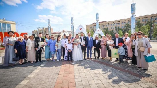 В Якутии состоялась первая свадебная церемония на Площади Республики