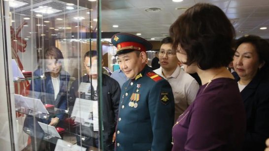 Герой России Андрей Григорьев получил копию именного алмаза в день рождения