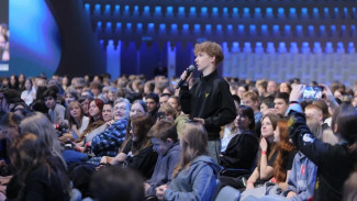 В Национальном центре "Россия" для школьников провели встречу "Вопросы поколений"