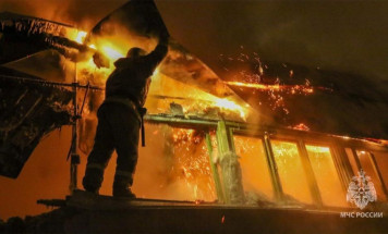 В Якутске при пожаре двухэтажного частного дома погиб человек