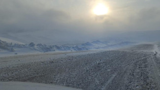 В Эвено-Бытантайском районе произошло опрокидывание бензовоза с последующим разливом нефтепродуктов